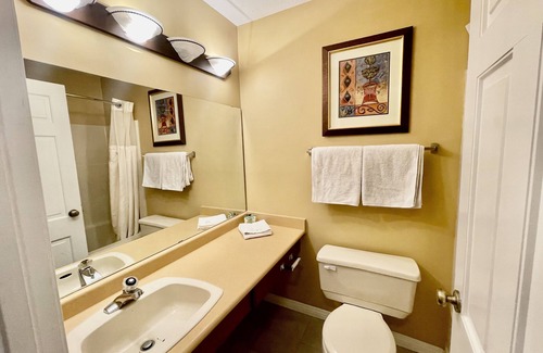 Central Okanagan Condo | Oceanfront Beach Condo with Pool & Spa for 4 Guests