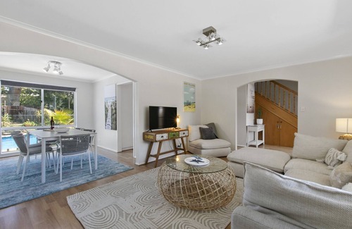Aldinga House | Relaxing Beach Cottage Retreat in Pt Willunga with Pool