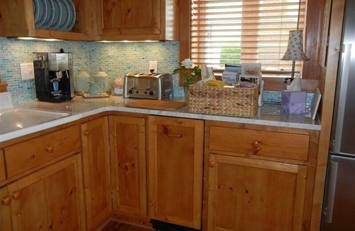 Surry Cottage | Beautiful Waterfront Cottage with Private Beach on James River