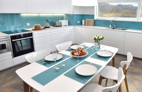 Arnol Cottage | Romantic Beach Cottage in Dalbeg with Family-Friendly Amenities