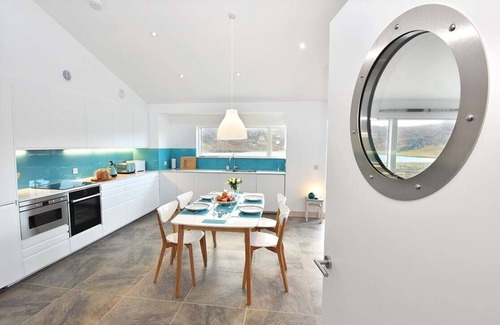 Arnol Cottage | Romantic Beach Cottage in Dalbeg with Family-Friendly Amenities