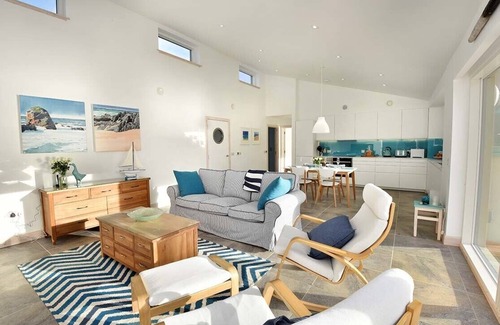 Arnol Cottage | Romantic Beach Cottage in Dalbeg with Family-Friendly Amenities