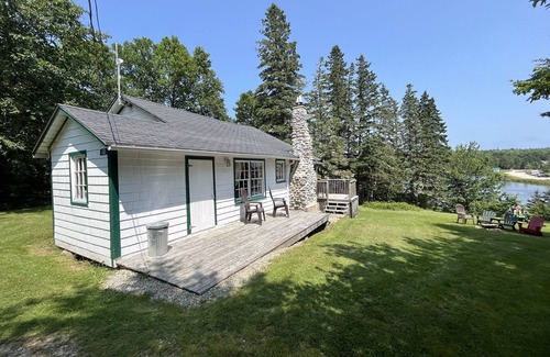 Hubbards Cabin | Cozy Beach Cottage Near Hubbards - Pet Friendly & Kitchen