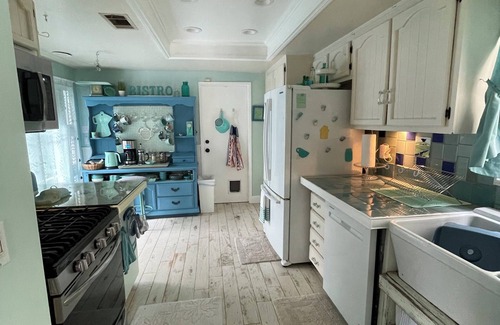 Belmont Shore Cottage | Seaside Cottage: Steps from Oceanfront & Bay Beaches