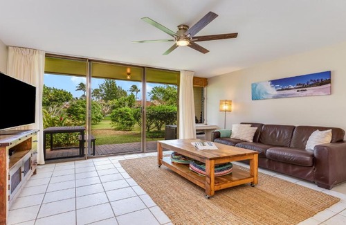 Kahuku Apartment | Cozy Oceanfront Turtle Bay Condo with Pool & Family Amenities