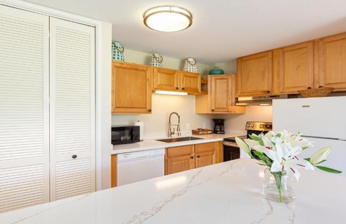 Kahuku Apartment | Cozy Oceanfront Turtle Bay Condo with Pool & Family Amenities