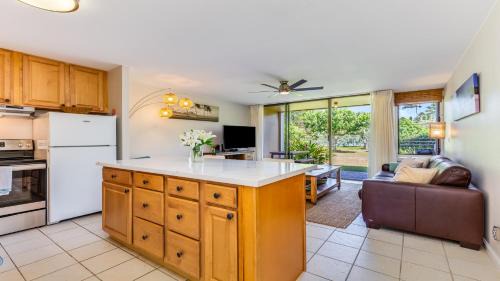 Kahuku Apartment | Cozy Oceanfront Turtle Bay Condo with Pool & Family Amenities