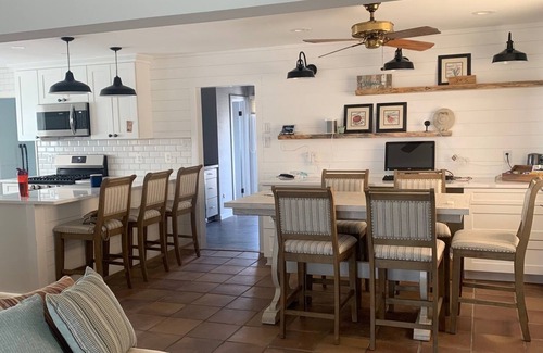 Margate City House | Relaxing Beach Getaway: Steps from Sand and Sea