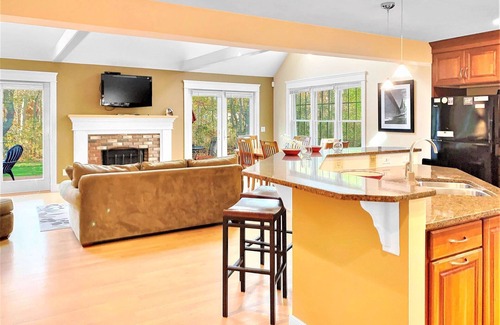 East Harwich House | Perfect Getaway: Beachside Escape with Bike Trails & Views