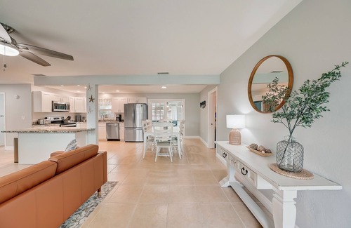 Walsingham House | Oceanfront Master King with Sunroom - 8 Min to Beach