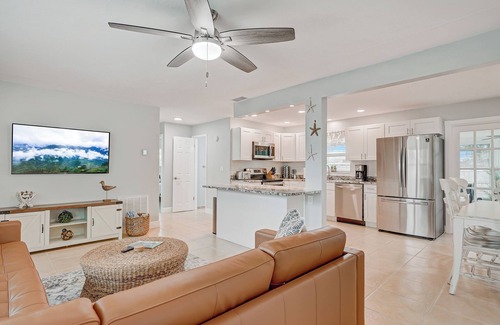 Walsingham House | Oceanfront Master King with Sunroom - 8 Min to Beach