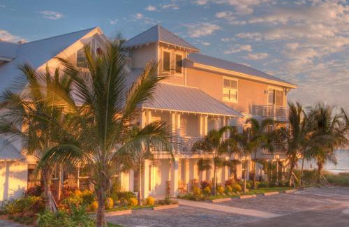 Holmes Beach House | Beach Front 2 Bedroom B with Ocean View and Pool Access