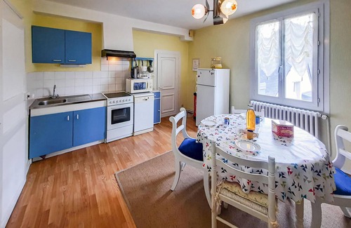 Hirel Apartment | Cozy Oceanview Apartment in Renovated House Retreat