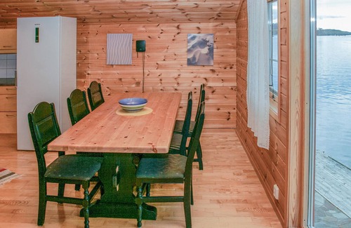 Sjernarøy Apartment | Relaxing 3 Bedroom Stay in Scenic Sjernarøy