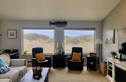 Bayshore House | Experience Oceanfront Comfort: Pet Friendly & Pool Access!