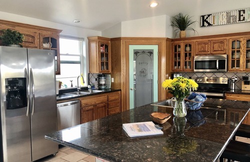 Bayshore House | Experience Oceanfront Comfort: Pet Friendly & Pool Access!