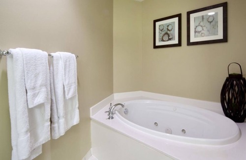 Galveston Resort | Beachfront Gem: Top-Rated Resort Condo with Pool & More
