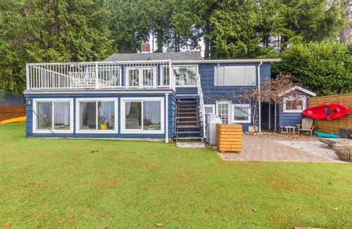 Roberts Creek House | Cozy Beach Front Cottage with Ocean View for Families