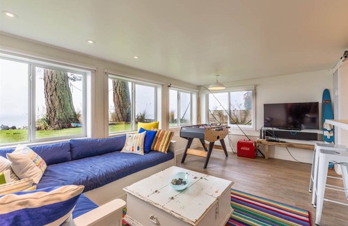 Roberts Creek House | Cozy Beach Front Cottage with Ocean View for Families