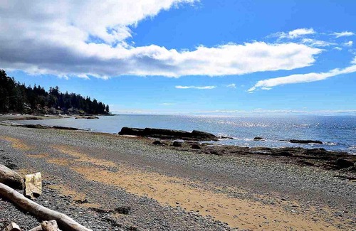 Roberts Creek House | Cozy Beach Front Cottage with Ocean View for Families