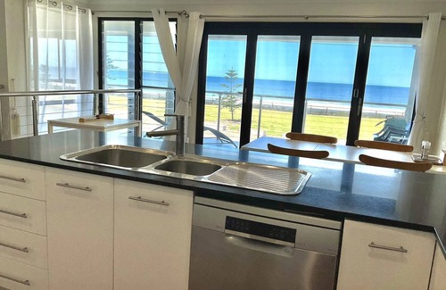 Kooragang House | Unforgettable Oceanfront Stay with Spectacular Views