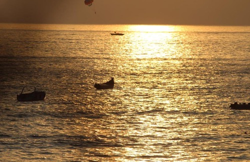 Baga Hotel | Beach Front Guest House: Pet Friendly with Ocean Views