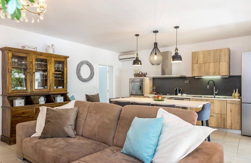 Srima House | Delightful Mediterranean Vacation Home by the Sea in Srima