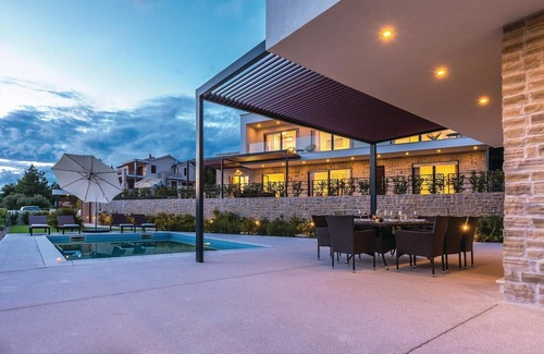 Tribunj House | Spacious 4-Bedroom Retreat in Scenic Tribunj