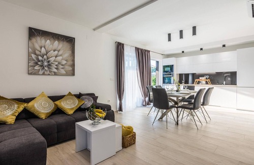 Zdrelac House | Spacious 3 Bedroom Accommodation with Oceanfront Views