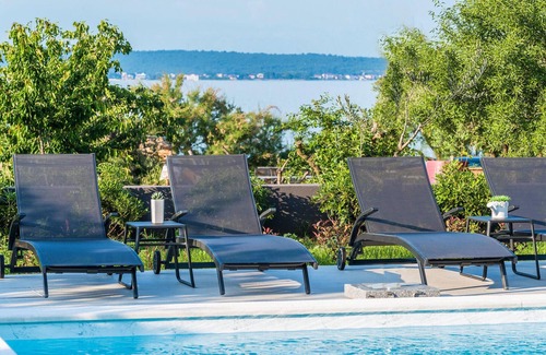 Zdrelac House | Spacious 3 Bedroom Accommodation with Oceanfront Views