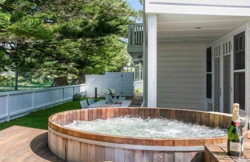 Patonga Apartment | Beach Front House Outdoor Hot Tub Sauna