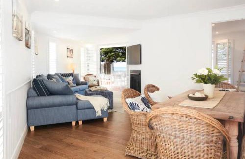 Patonga Apartment | Beach Front House Outdoor Hot Tub Sauna