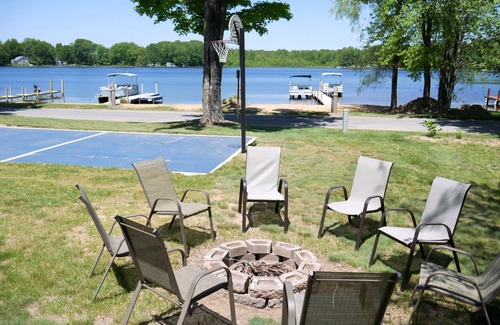 Grand Junction House | Beachfront Lake Resort: Family-Friendly Stay Near South Haven