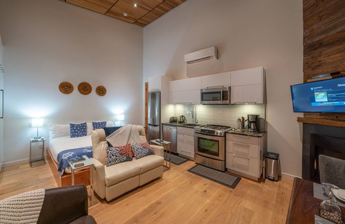 Campbell River Apartment | Beachfront Retreat with Private Hot Tub and Spa Amenities