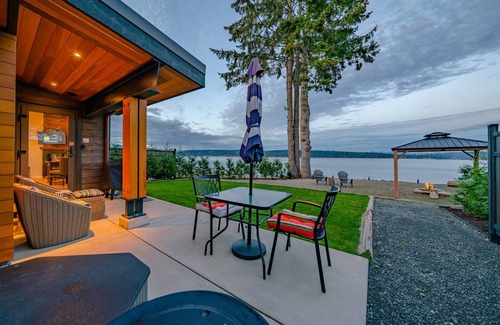 Campbell River Apartment | Beachfront Retreat with Private Hot Tub and Spa Amenities