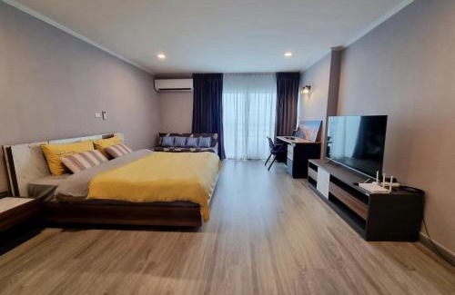 Rayong Apartment | Beachfront Modern Room with Free Wi-Fi & Ocean View