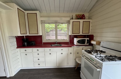 Black Creek Cabin | Ocean View Cabin at Saratoga Beach with Spa Amenities