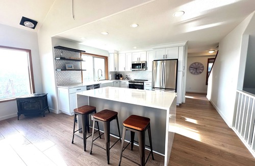 Bayshore House | Beachfront Paradise with King Beds and Pool Table Awaits!