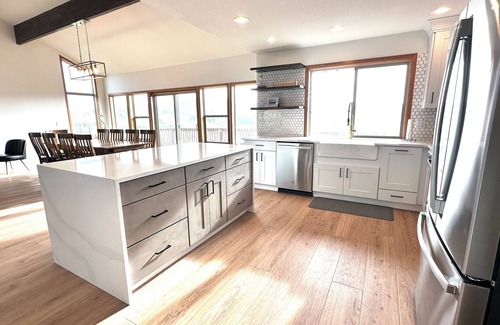 Bayshore House | Beachfront Paradise with King Beds and Pool Table Awaits!