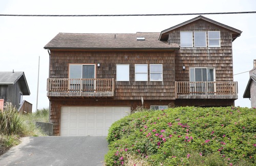 Bayshore House | Beachfront Paradise with King Beds and Pool Table Awaits!