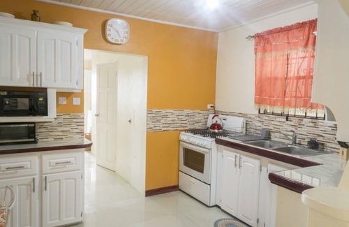 Mullins Cottage | Beachfront Escape in Barbados with Kitchen Amenities