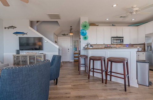 Galveston House | Beachfront Bliss: The Happy Mullet with Ocean Views & Fun