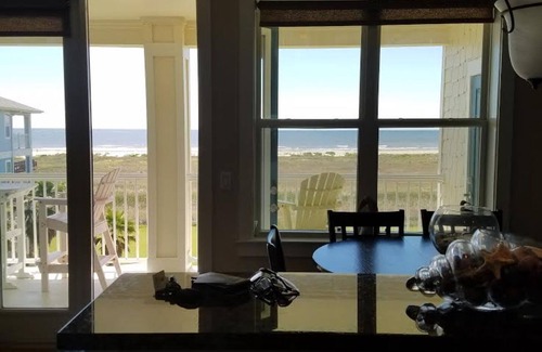 Galveston Condo | Beachfront Top Floor Condo with Gulf Views & Pool Access