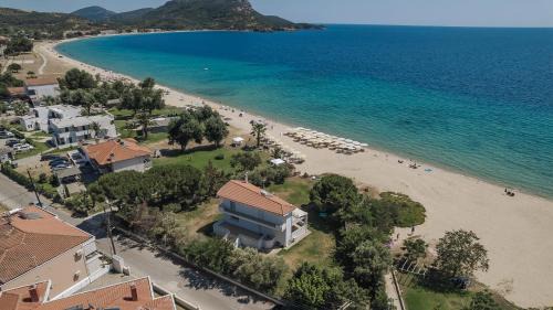 Toroni House | Oceanfront Villa Toroni: Family-Friendly Beach Escape