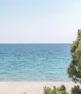 Toroni House | Oceanfront Villa Toroni: Family-Friendly Beach Escape