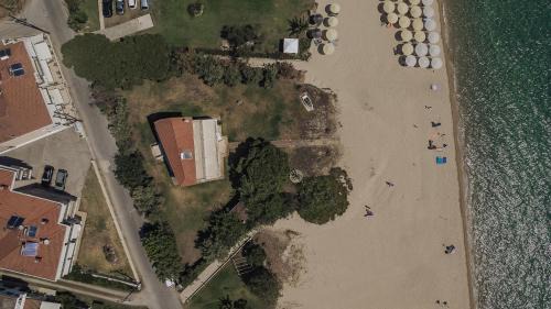 Toroni House | Oceanfront Villa Toroni: Family-Friendly Beach Escape