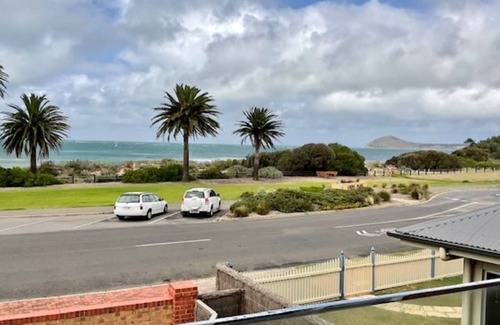 Victor Harbor House | Oceanfront Retreat with Breathtaking Views for Families