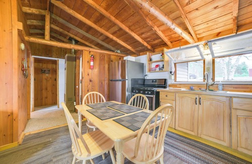 Levering Cabin | Beach + Game Room Access: Lakefront Levering Cabin