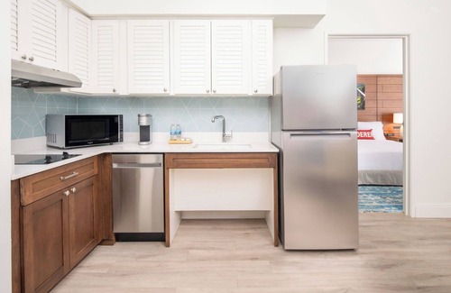 Park Shore Hotel | Family-Friendly Beach Getaway with Kitchen & Free Parking