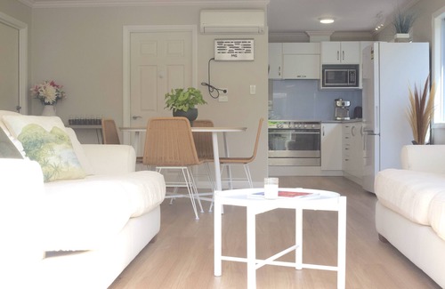 Gisborne Apartment | Beach Guest House: Steps from Wainui Beach with Breakfast
